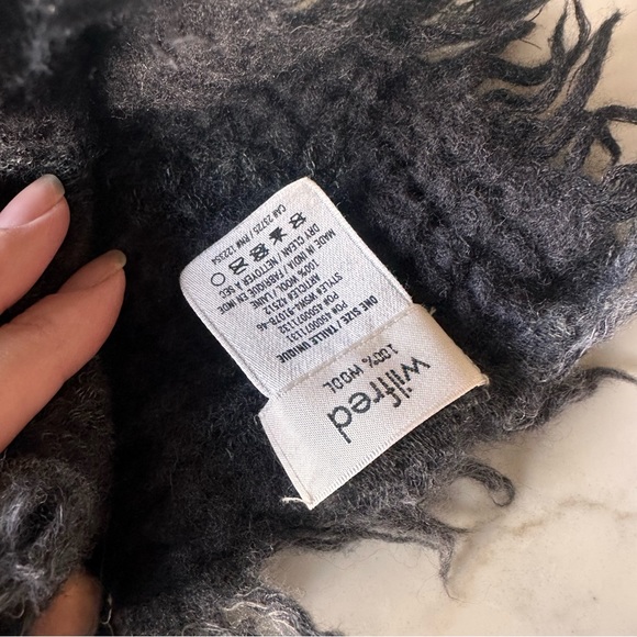 Like new Aritiza Diamond Mosaic Blanket Scarf blanket - Picture 4 of 7